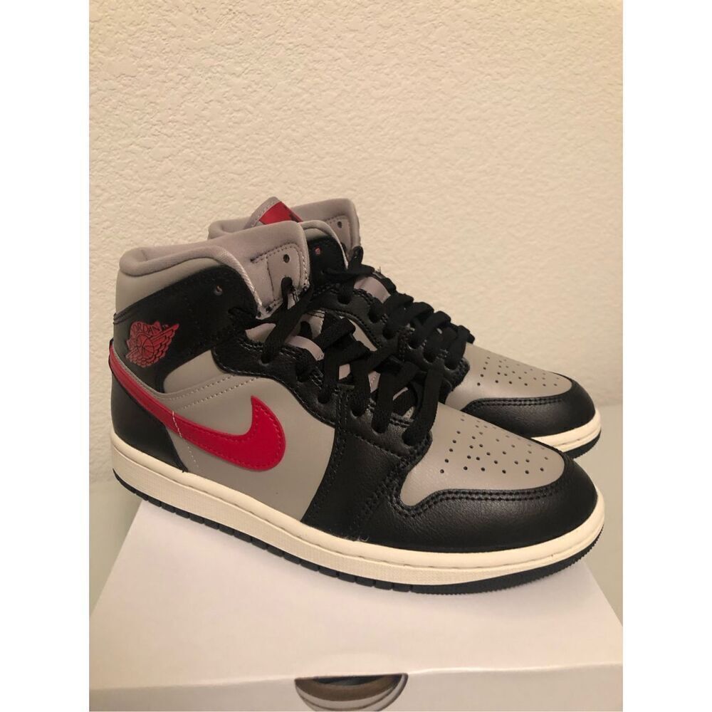 Nike Air Jordan 1 Mid Women’s Size 7